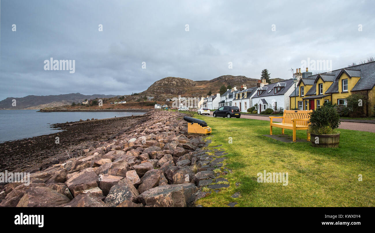 Le village de Shieldaig s'enroule le long du rivage de Loch Shieldaig dans la région de Torridon des Highlands écossais Banque D'Images