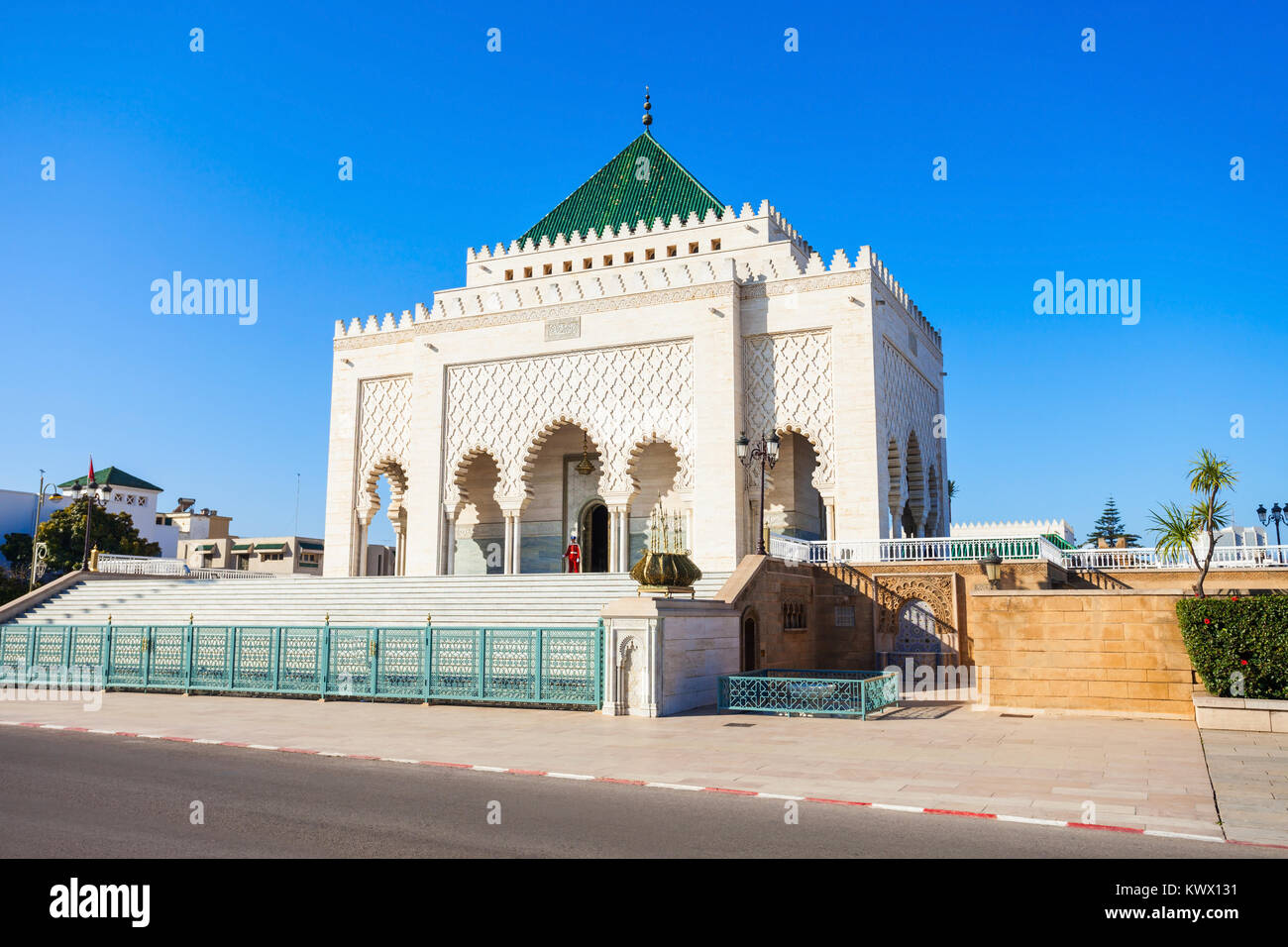 Le Mausolée de Mohammed V est un bâtiment historique situé sur le côté opposé de la Tour Hassan sur l'Yacoub al-Mansour esplanade à Rabat, Mo Banque D'Images