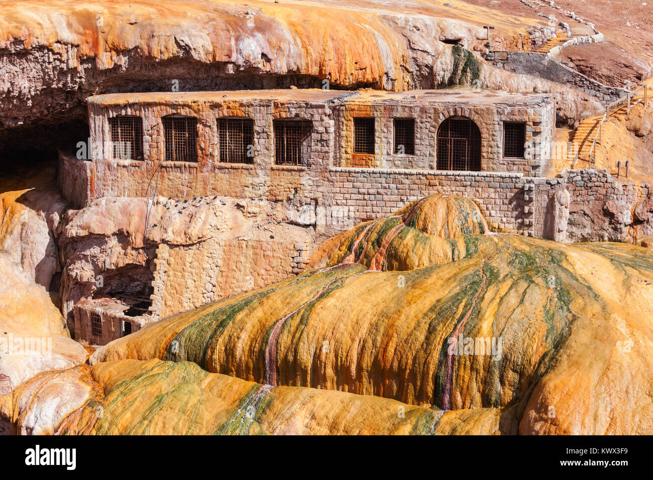 Le Pont de l'Inca "Puente del Inca" en Argentine. Pont de l'Inca est une arche naturelle qui forme un pont sur le Río Vacas dans la province de Mendoza, Argentine Banque D'Images