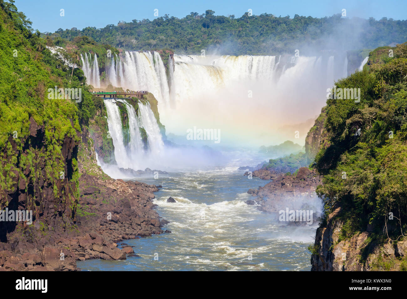 Arc en ciel et chutes d'Iguaçu. Chutes d'Iguaçu sont les cascades de la rivière Iguazu à la frontière de l'Argentine et le Brésil. Banque D'Images