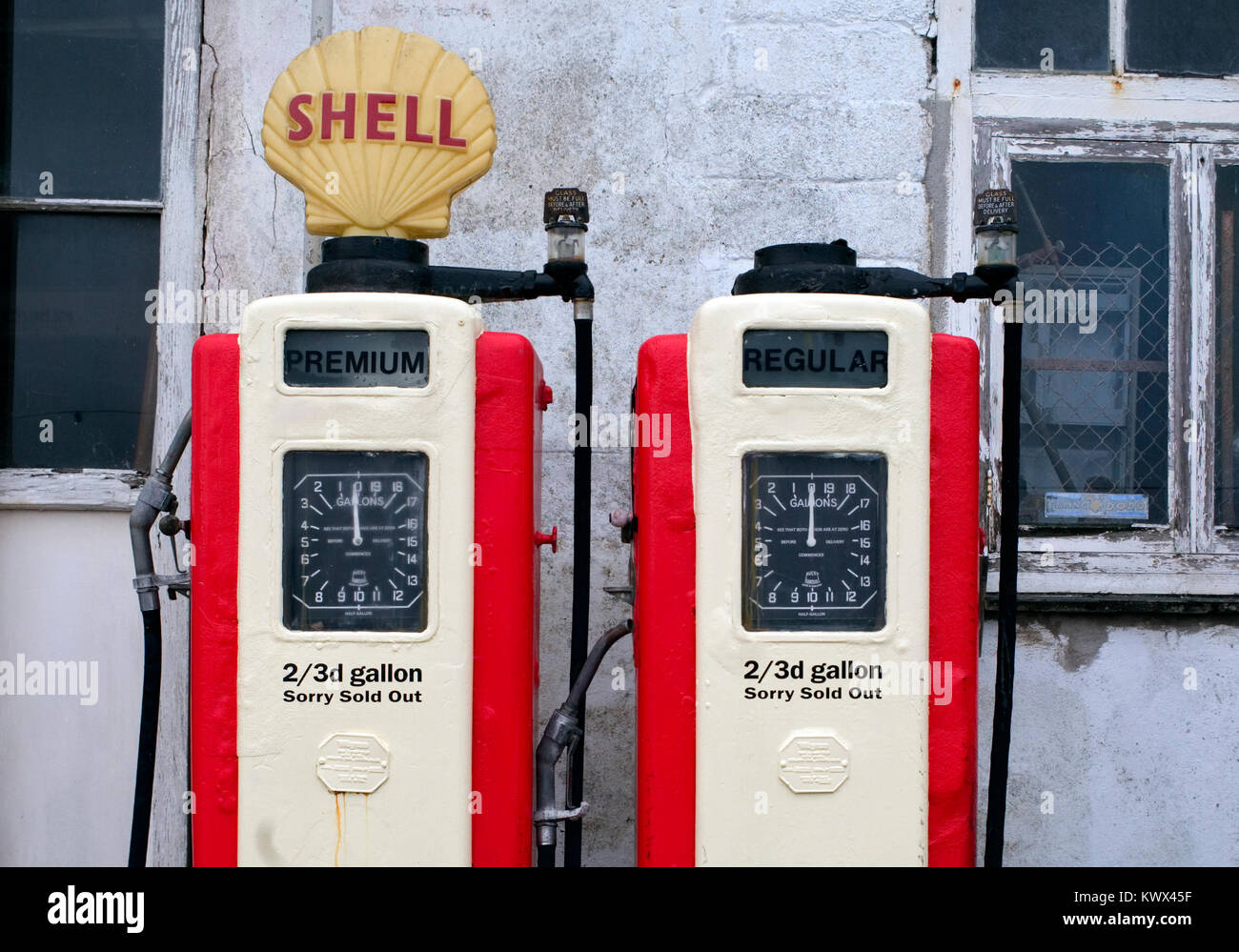 Pompes à essence Shell antiques sont vus dans le front street à St Mawes, Cornwall, Angleterre le 5 janvier 2018. Banque D'Images