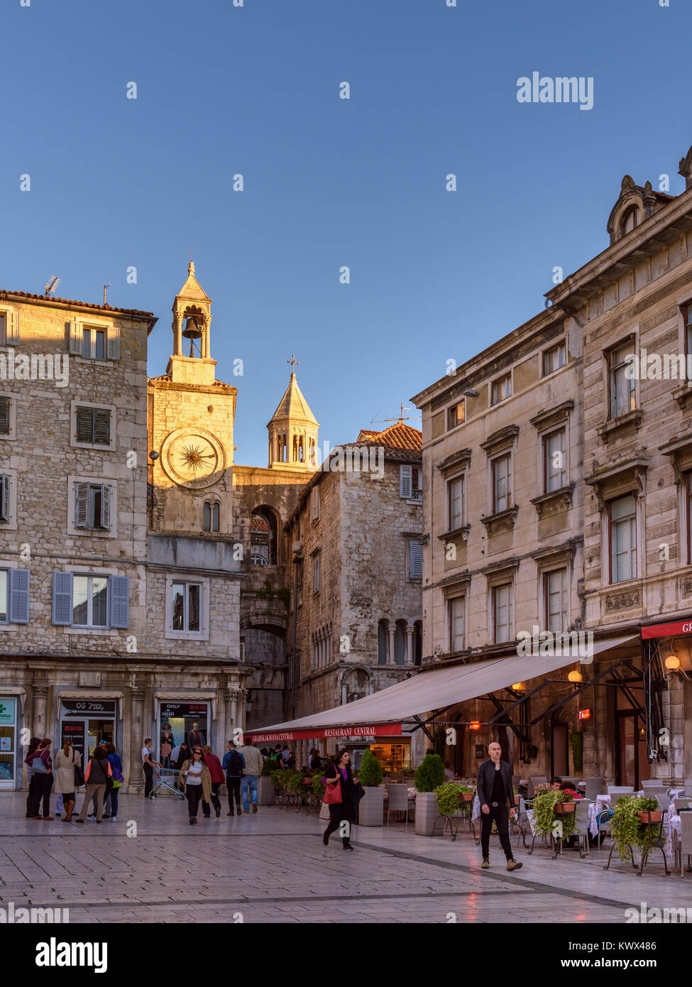 Ispod ure Zvonik/Bell Tower sous l'horloge, Split, Croatie Banque D'Images