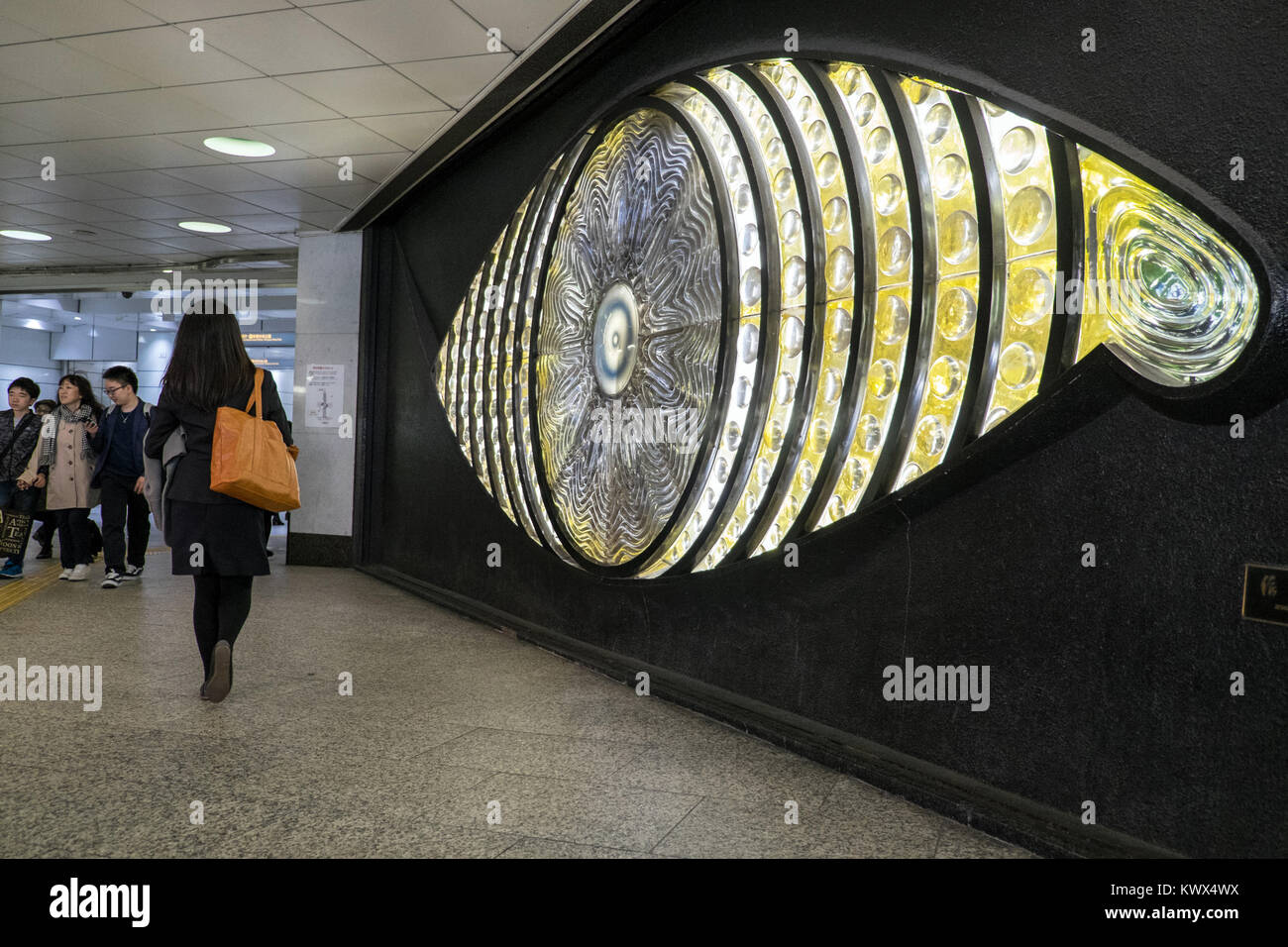 Le Japon, Tokyo : 'Shinjuku Eye" sculpture en verre par Yoshiko Miyashita dans les couloirs du métro de Shinjuku Banque D'Images