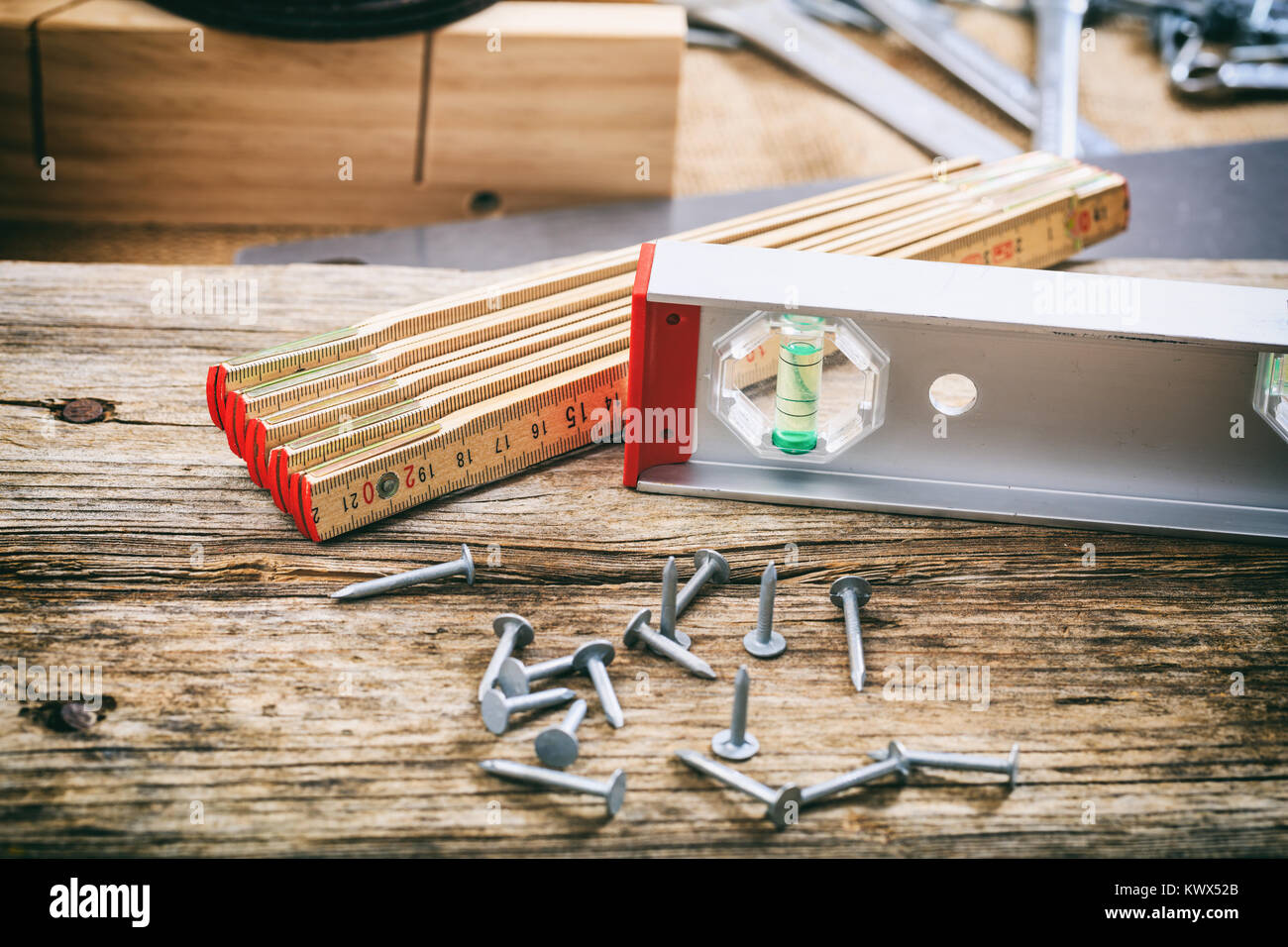 Les outils à mains et ongles sur un banc en bois Banque D'Images