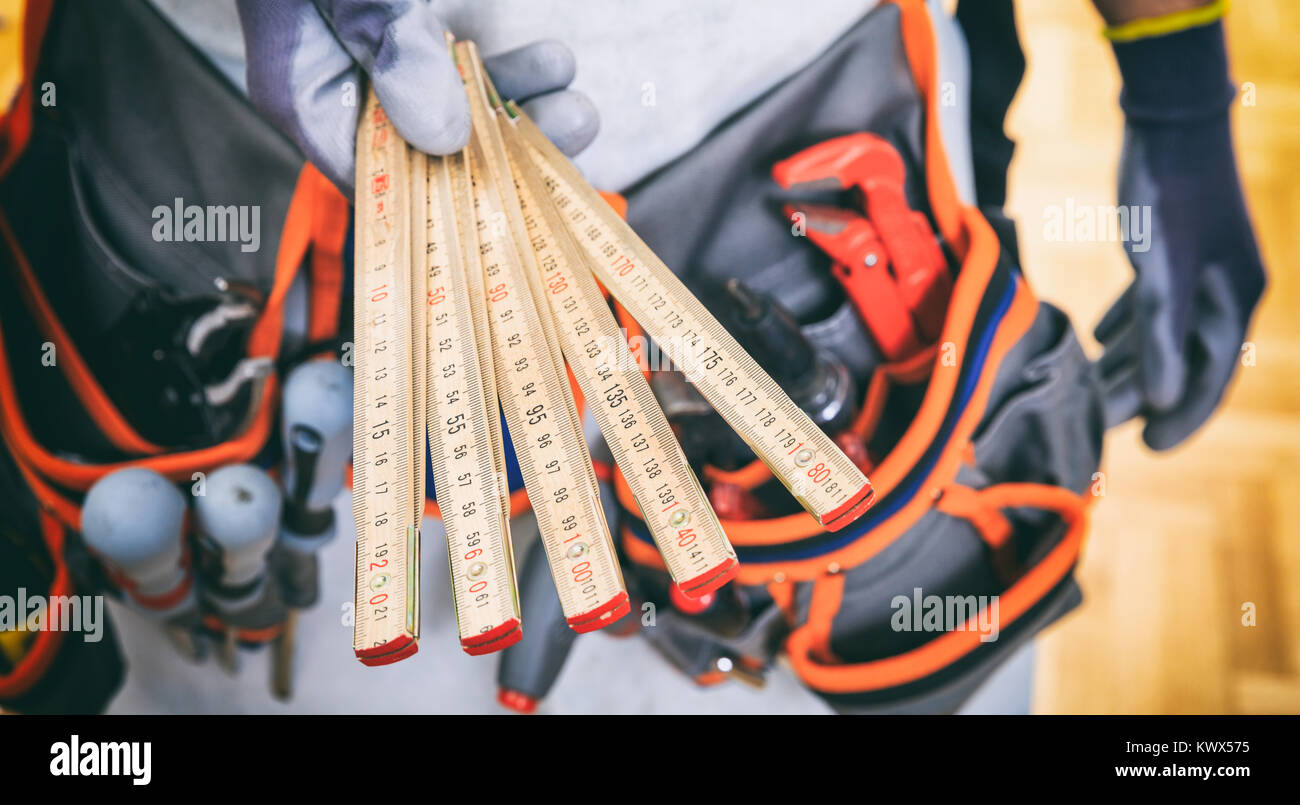 Ceinture à outils avec des travailleurs titulaires d'un mètre en bois Banque D'Images