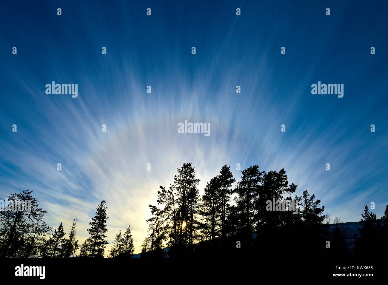 Le soleil qui fait briller les faisceaux lumineux au-dessus d'une montagne dans le parc national Jasper, Alberta, Canada. Banque D'Images
