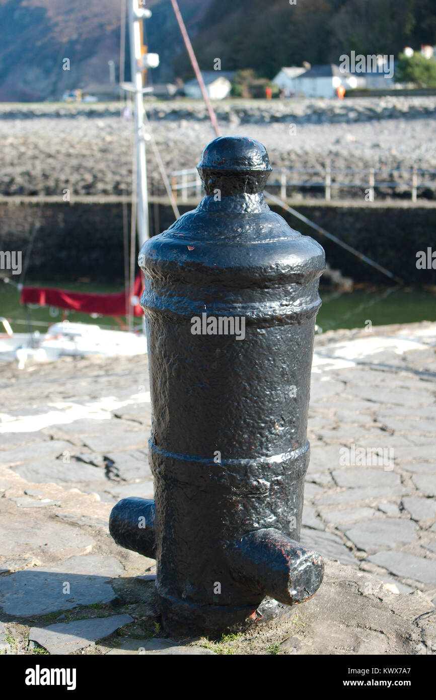 Un vieux canon enterré dans le côté d'un quai, d'un recyclage et d'aujourd'hui utilisé comme point d'amarrage pour les bateaux. Banque D'Images