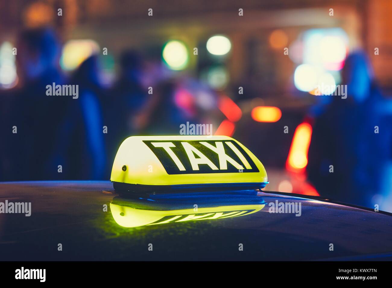 Une voiture de taxi à l'encontre des personnes et le trafic de nuit sur la rue animée. Prague, République Tchèque Banque D'Images