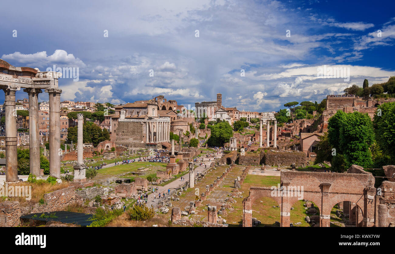 Forum romain d'anciennes ruines vue panoramique avec des nuages à partir de la colline du Capitole dans le centre historique de Rome Banque D'Images