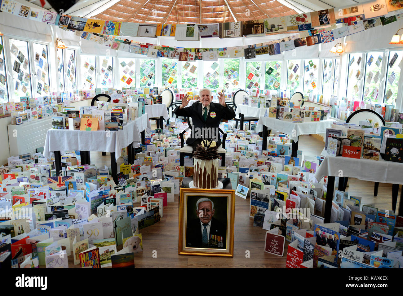 Bernard Jordan's 90ème anniversaire. (Aujourd'hui malheureusement décédé). Cartes photo entouré de pins et de présent à la maison de soins infirmiers en soins & Hove, Royaume-Uni. Banque D'Images