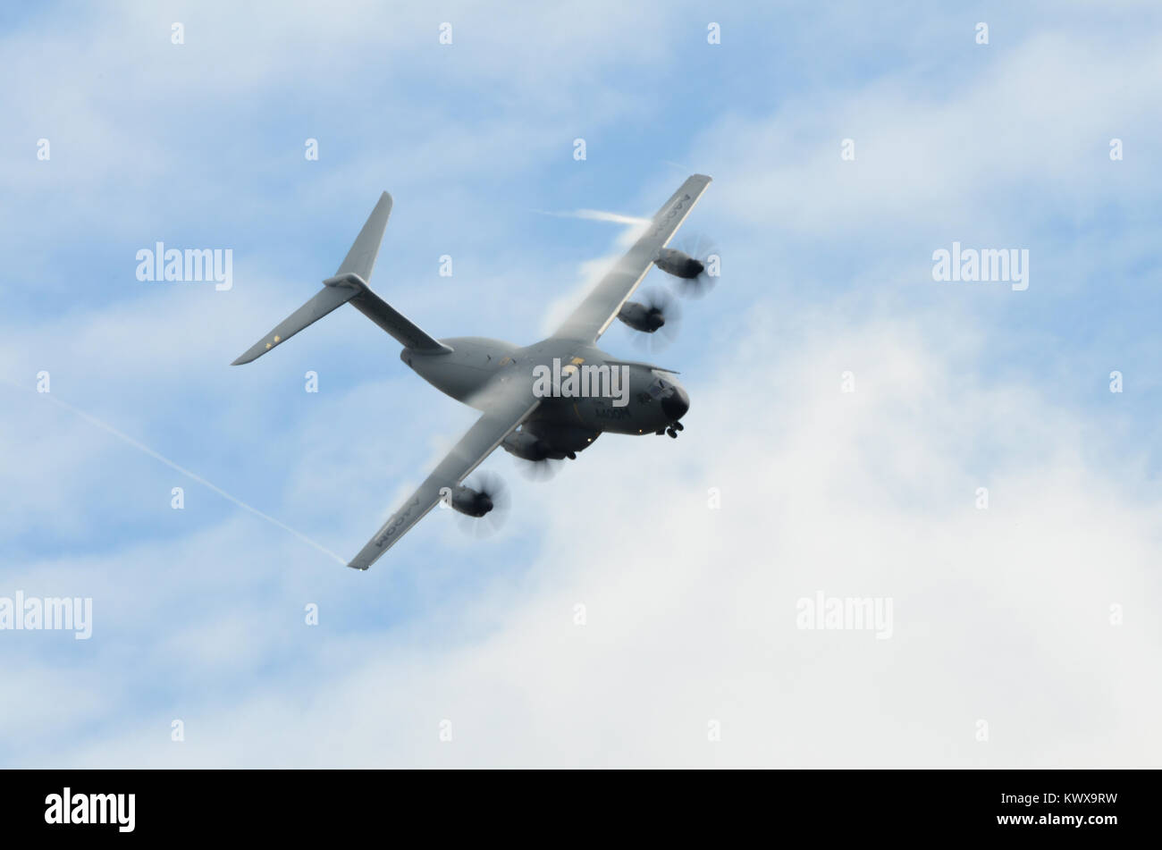 L'Airbus A400M, avion de transport Atlas se diriger vers l'appareil photo. Coup spectaculaire avec des tourbillons d'extrémités d'aile visible et formant des nuages au-dessus de l'aile. Banque D'Images