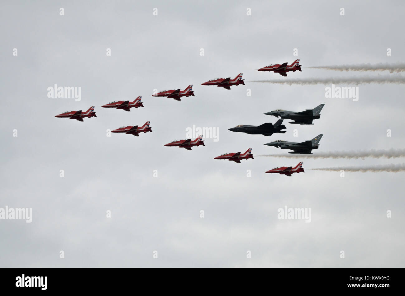 Les Faucons de la RAF Flèches rouges voler en formation avec deux typhons RAF RAF et un F35 Lightning. Banque D'Images