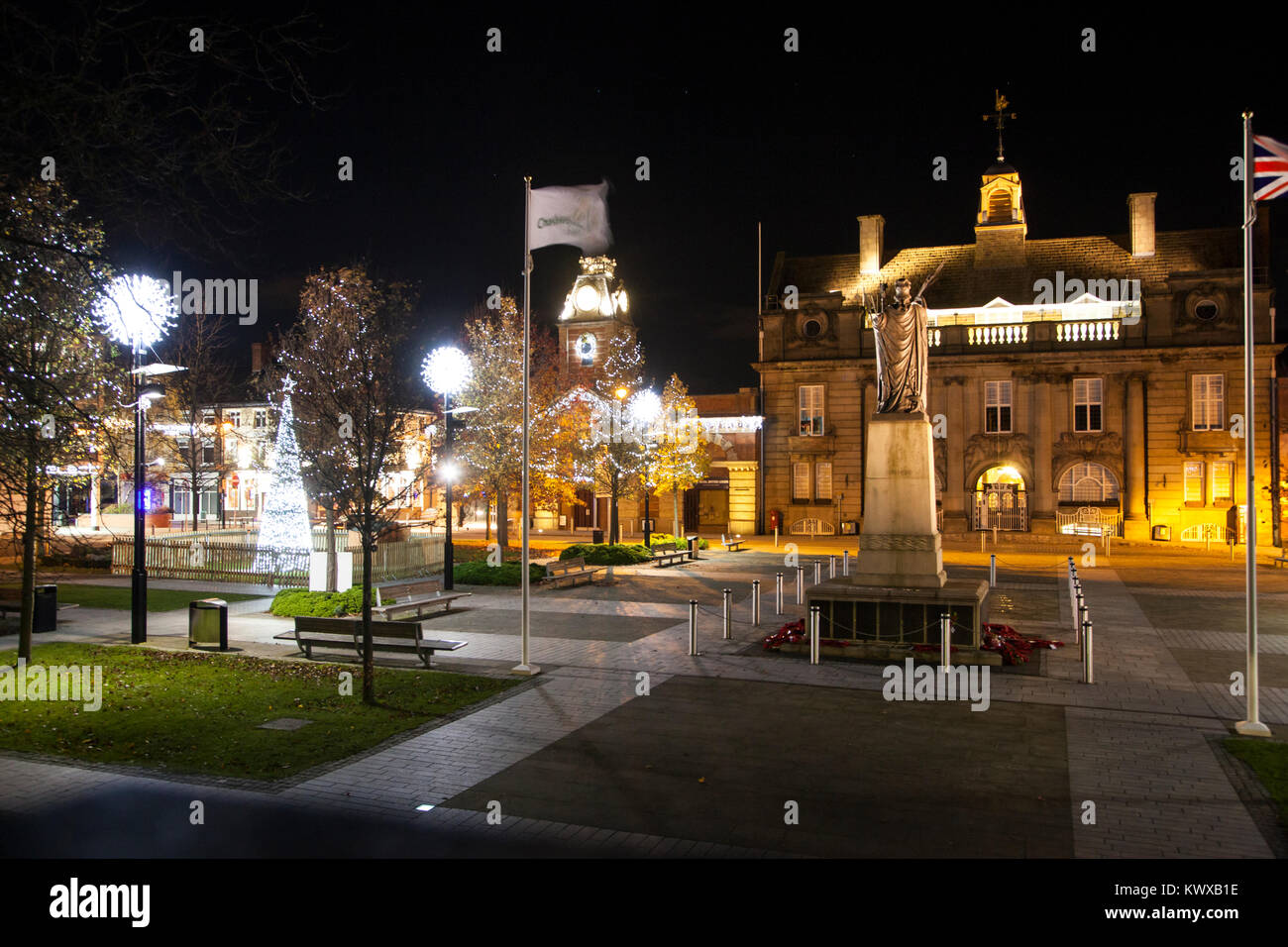 Le centre-ville de Crewe Cheshire courts à l'époque de Noël avec des lumières de Noël et montrant le monument aux édifices municipaux aussi l'hôtel de ville Banque D'Images