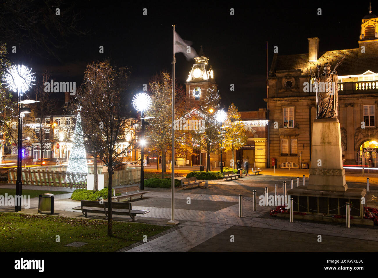 Le centre-ville de Crewe Cheshire courts à l'époque de Noël avec des lumières de Noël et montrant le monument aux édifices municipaux aussi l'hôtel de ville Banque D'Images