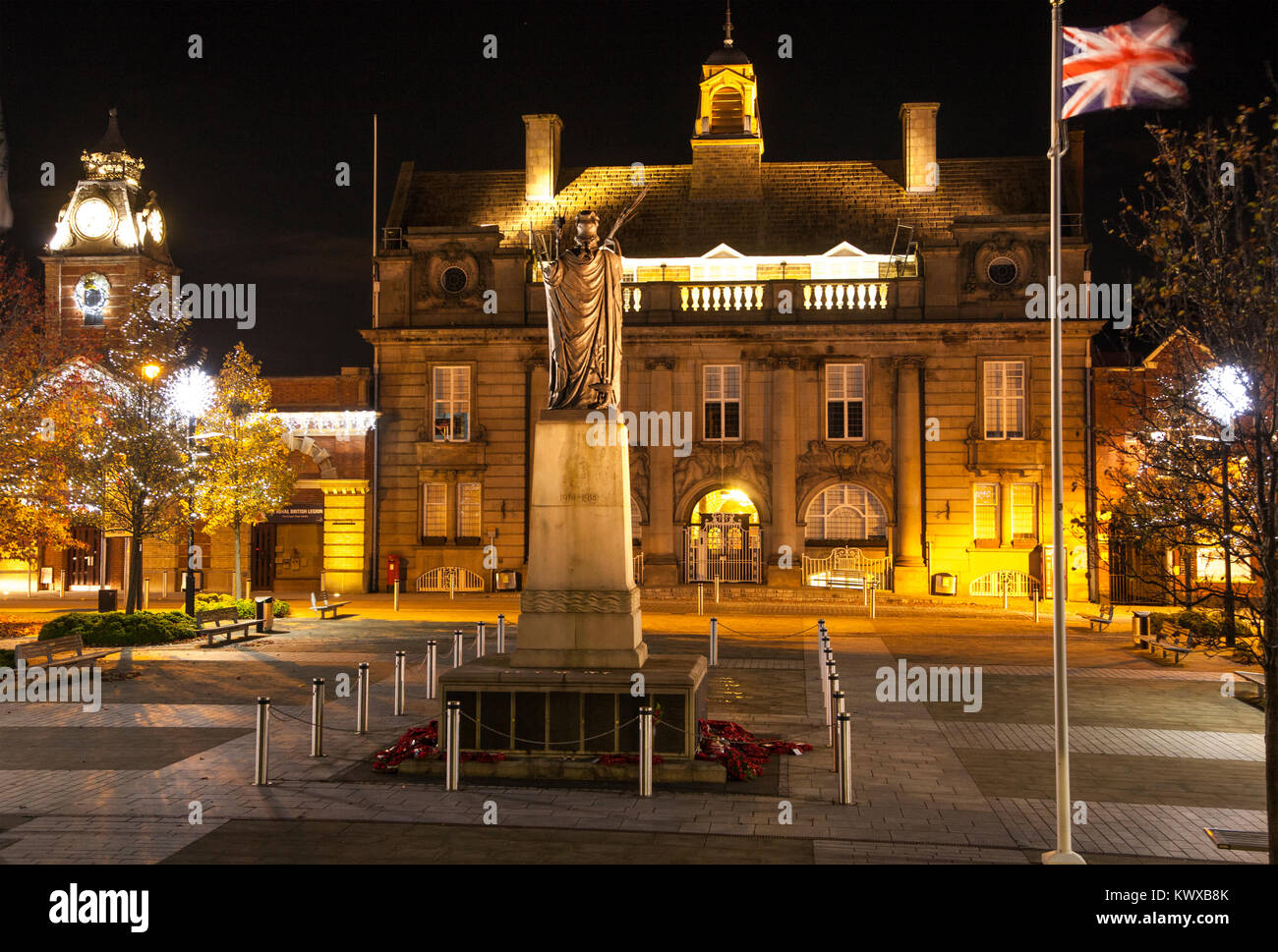 Le centre-ville de Crewe Cheshire courts à l'époque de Noël avec des lumières de Noël et montrant le monument aux édifices municipaux aussi l'hôtel de ville Banque D'Images