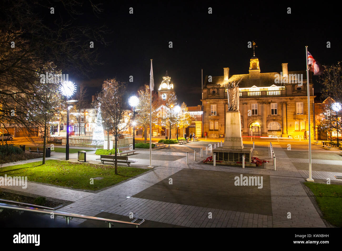 Le centre-ville de Crewe Cheshire courts à l'époque de Noël avec des lumières de Noël et montrant le monument aux édifices municipaux aussi l'hôtel de ville Banque D'Images
