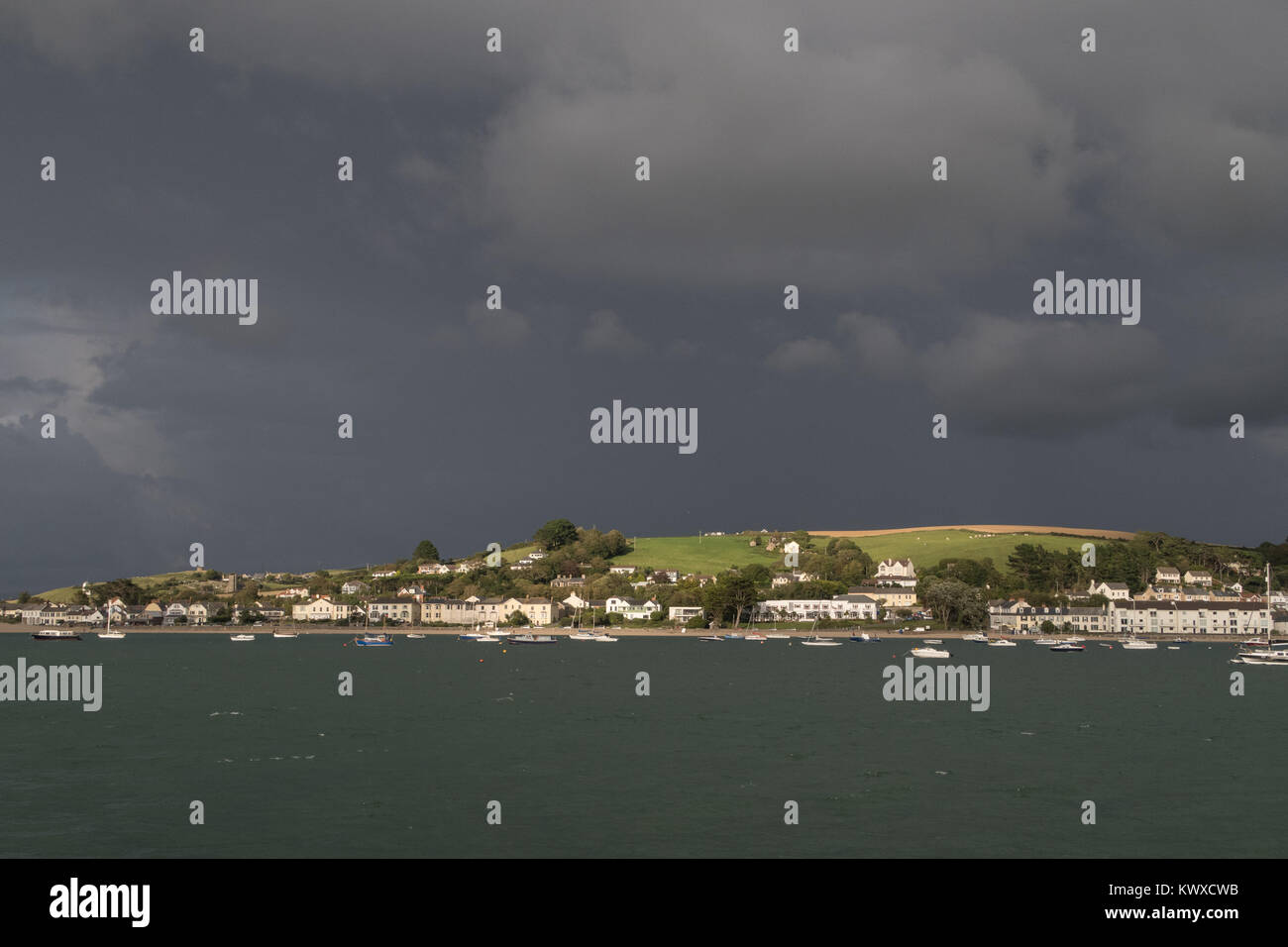 Moody ciel d'orage sur Instow et la rivière Torridge dans le Nord du Devon. Prises d'AppledoreRoy légende Riley Banque D'Images