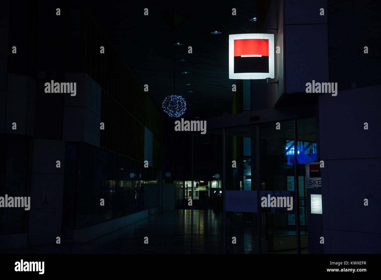 LJUBLJANA, SLOVÉNIE - 16 décembre 2017 : le logo de la Société Générale sur leur bureau principal pour la Slovénie (aussi appelée SKB) au centre-ville de Ljubljan Banque D'Images