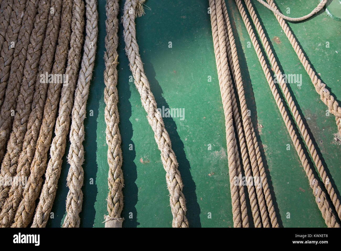 Différentes cordes sur le pont d'un grand navire naviguant en mer Banque D'Images