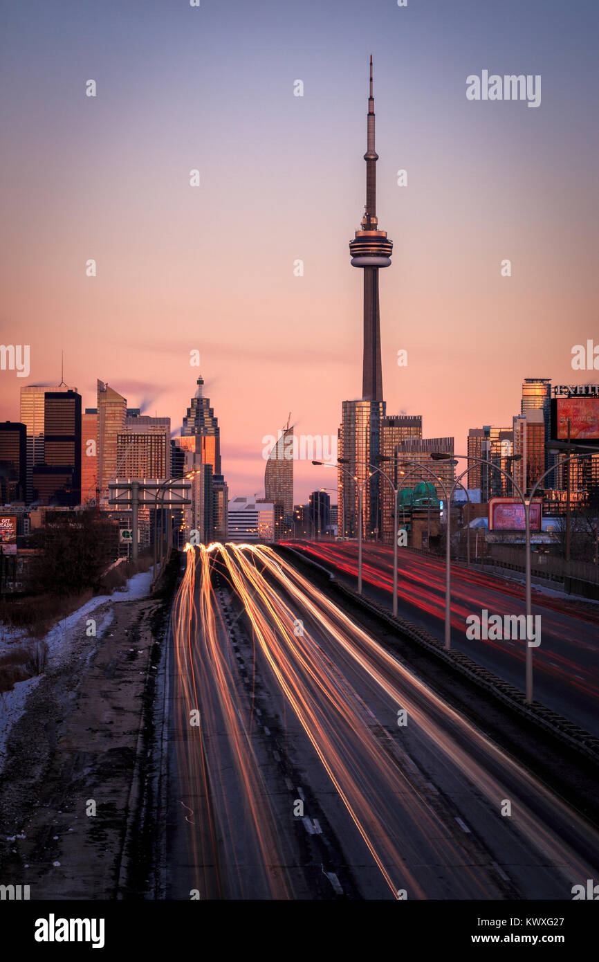 Les feux de circulation en mouvement le long de l'autoroute Gardiner, longue exposition près de coucher du soleil sur la scène la ville Banque D'Images