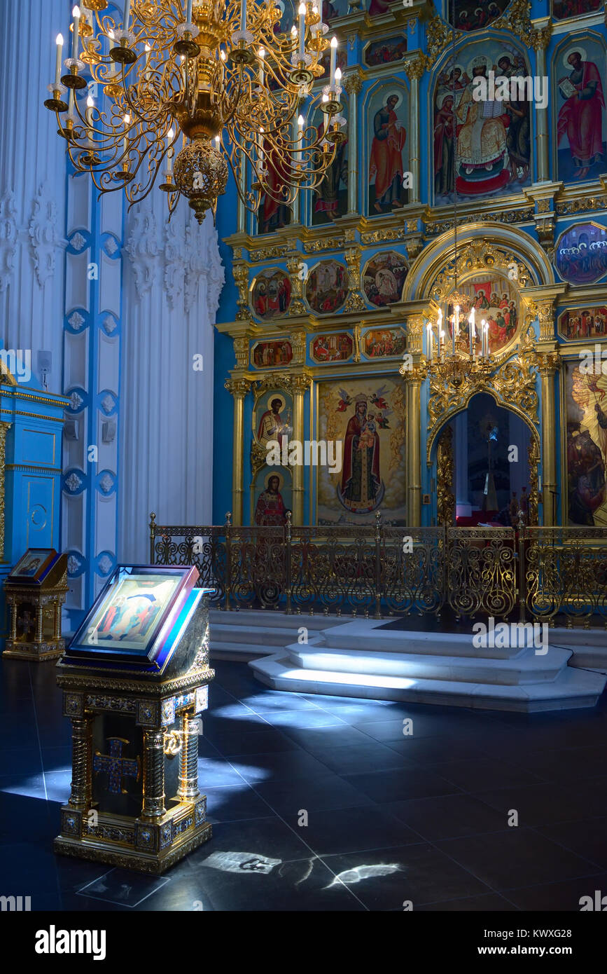 Istra, Russie - Mai 5, 2016 : Icône de la résurrection devant l'autel et l'iconostase de la cathédrale de la résurrection de la Nouvelle Jérusalem monastère. Banque D'Images