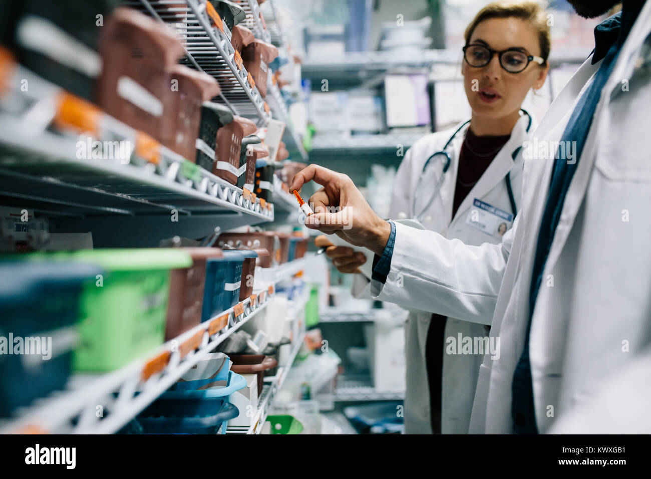 Deux pharmaciens, contrôle de l'inventaire à la pharmacie de l'hôpital. Bilan personnel de l'hôpital dans les pharmacies. Banque D'Images