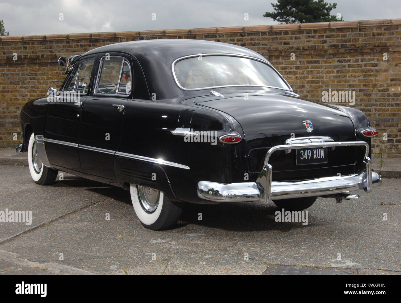 1950 Custom Fordor sedan ou 'classique' de boites à Ford voiture américaine Banque D'Images