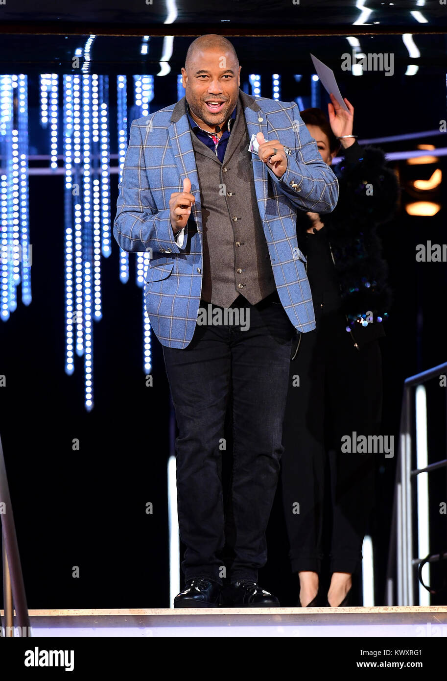 John Barnes entre dans la chambre au cours de la Celebrity Big Brother Men's lancer tenue au Studios d'Elstree à Borehamwood, Hertfordshire. Banque D'Images