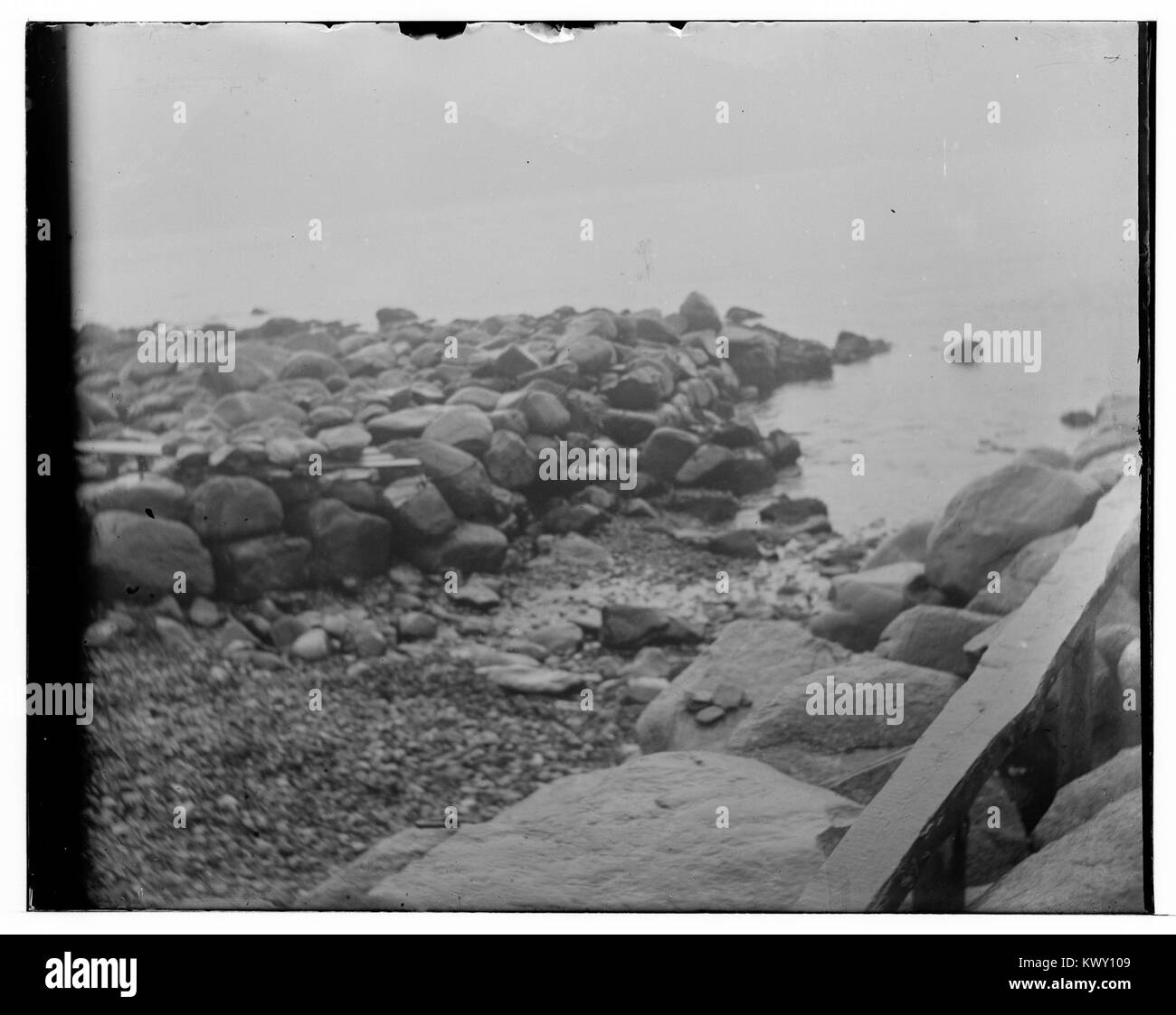 Photographie historique de Mefjordvær dans le comté de Troms, en Norvège, représentant un paysage de village de pêcheurs côtier et une architecture norvégienne traditionnelle. Banque D'Images
