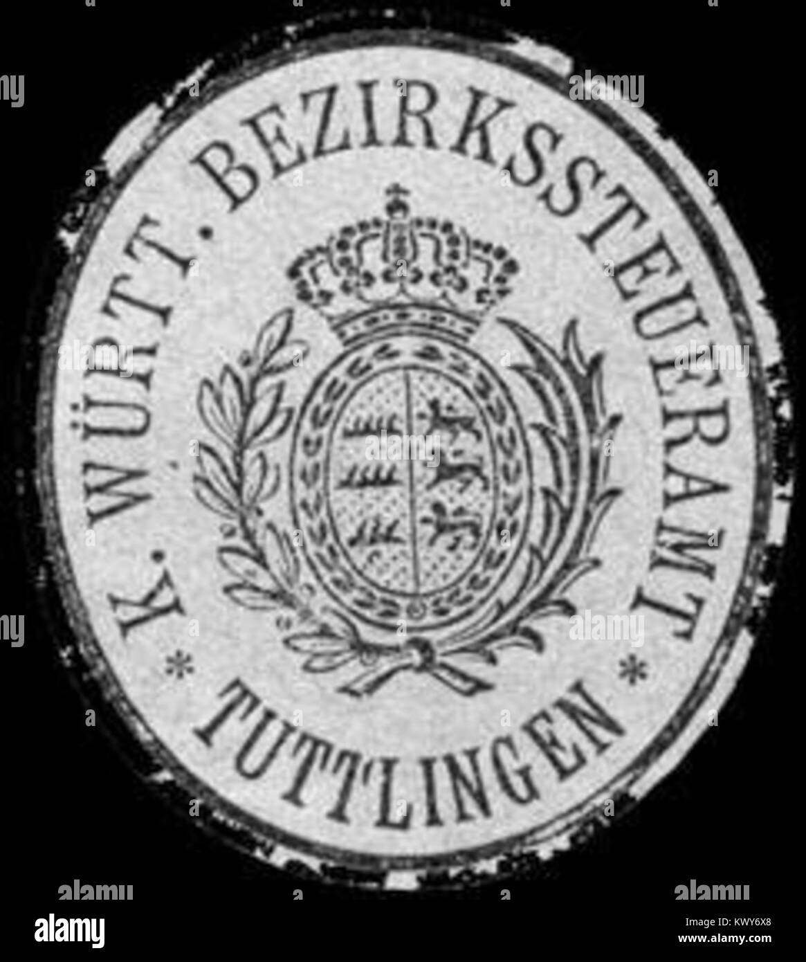 L'image montre un timbre de la Königliche Württembergisches Bezirkssteueramt à Tuttlingen, montrant un sceau historique du bureau des impôts allemand. Le timbre reflète les systèmes administratifs et postaux de l'Allemagne du XIXe siècle. Banque D'Images