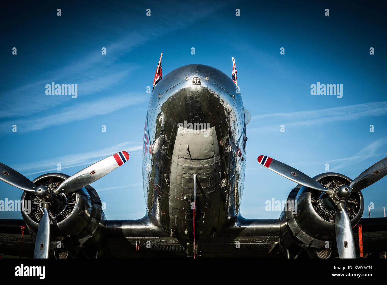 La superbe Douglas DC3 Dakota exploité par la Norvège, vu à l'affiche au Goodwood Revival Banque D'Images