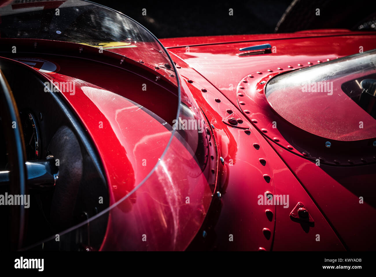 1960 Ferrari 246 Dino brillant dans le soleil à Goodwood Revival Banque D'Images