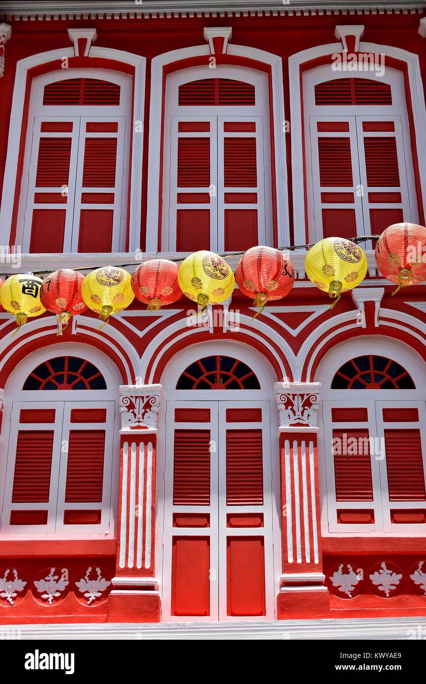 Lanternes rouges et jaunes tendus à travers le bold extérieur d'une maison magasin dans le quartier chinois de Singapour, la célébration du Nouvel An lunaire chinois Banque D'Images