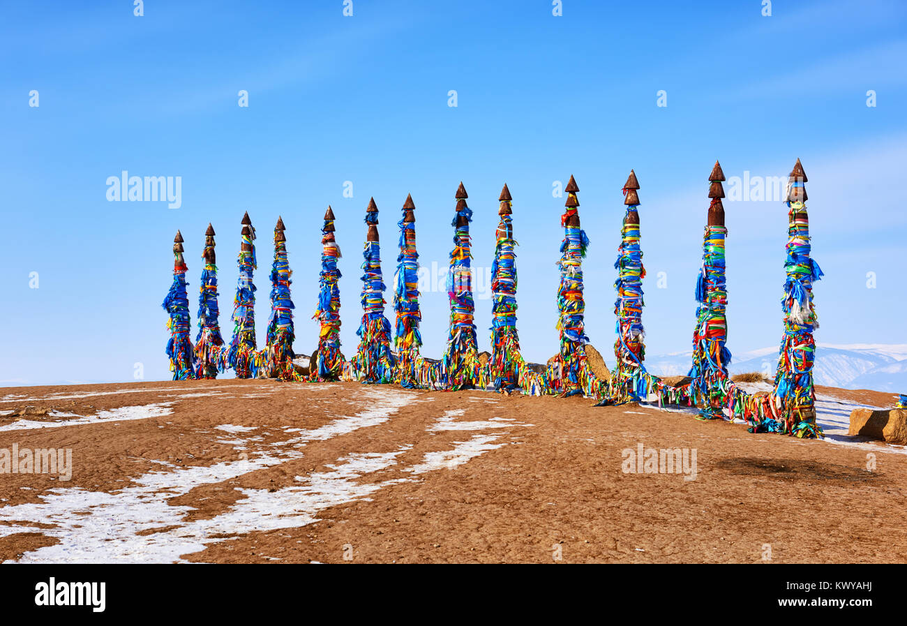 Treize sont des piliers dans sarge rituel culture bouriate. Poteaux en bois avec beaucoup de volets et les rubans multicolores imposées en tissu. Cap Cap Burkhan. O Banque D'Images