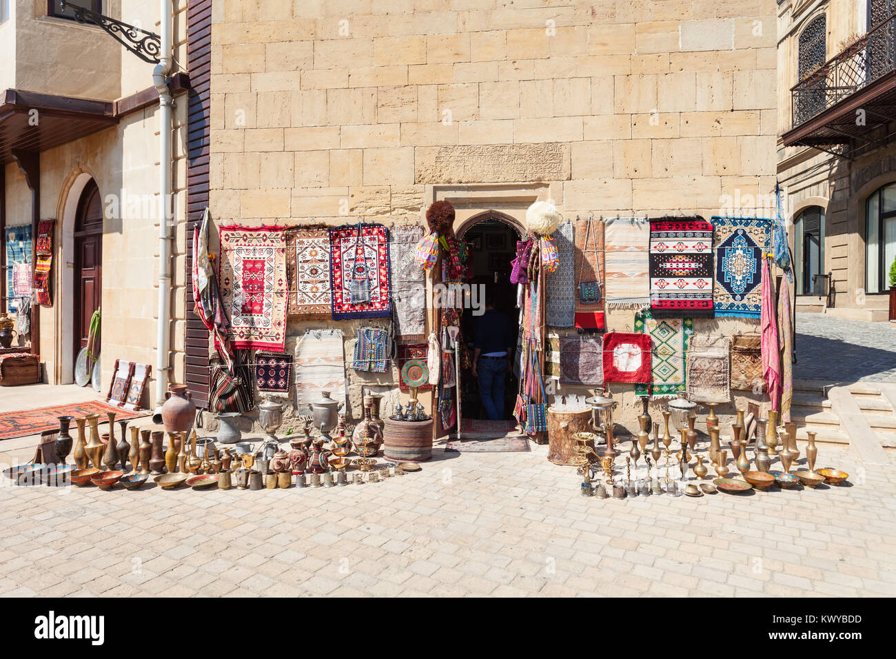 Marché de souvenirs dans la vieille ville de Bakou, Azerbaïdjan. Inner City est le coeur historique de Bakou et l'UNESCO World Heritage Site. Banque D'Images