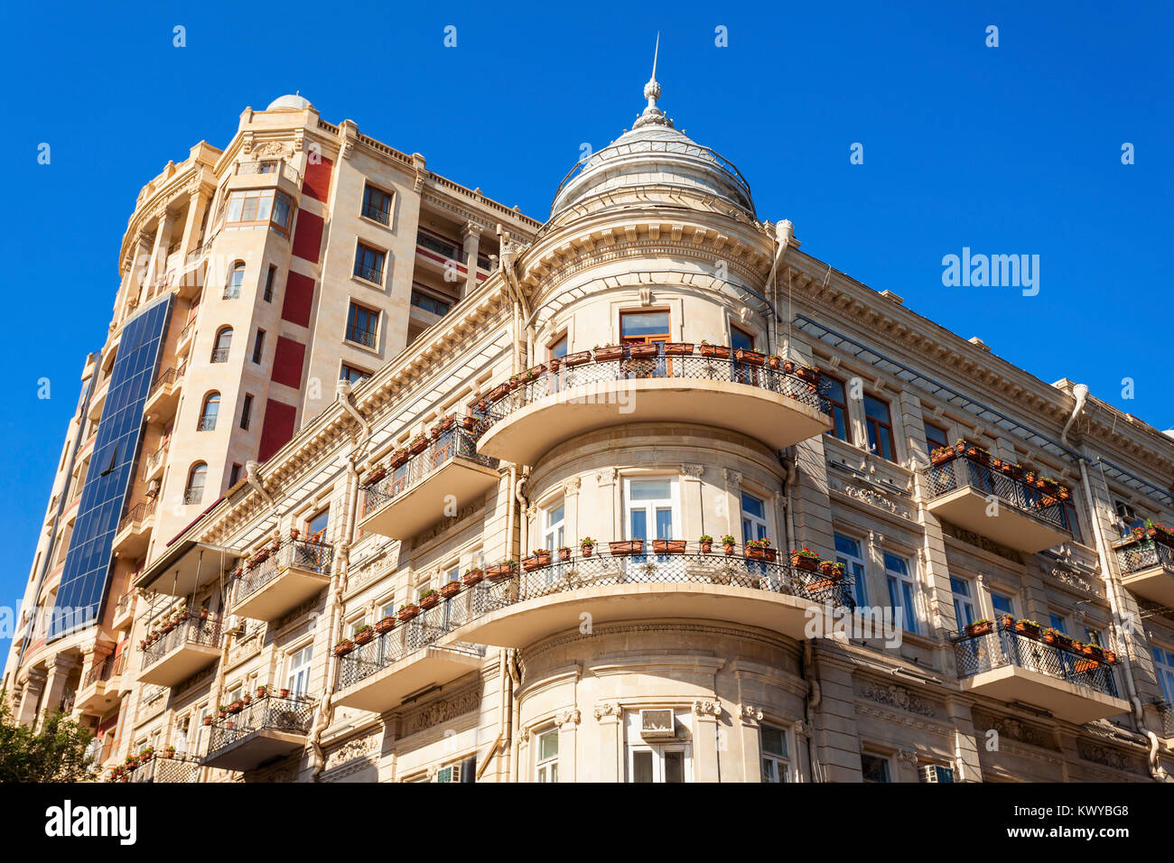 Nizami Street est une grande zone piétonne et rue commerçante dans le centre-ville de Bakou en Azerbaïdjan, nommé d'après le poète Nizami Ganjavi classique. Banque D'Images