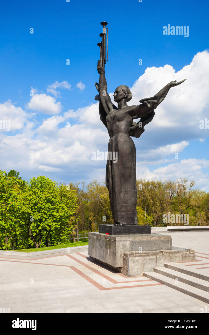 La Patrie monument appels près de la Grande Guerre Patriotique bélarusse Museum. C'est un musée dans le centre de Minsk, en Biélorussie. La conception d'une muse Banque D'Images La Patrie monument appels près de la Grande Guerre Patriotique bélarusse Museum. C'est un musée dans le centre de Minsk, en Biélorussie. La conception d'une muse Banque D'Images