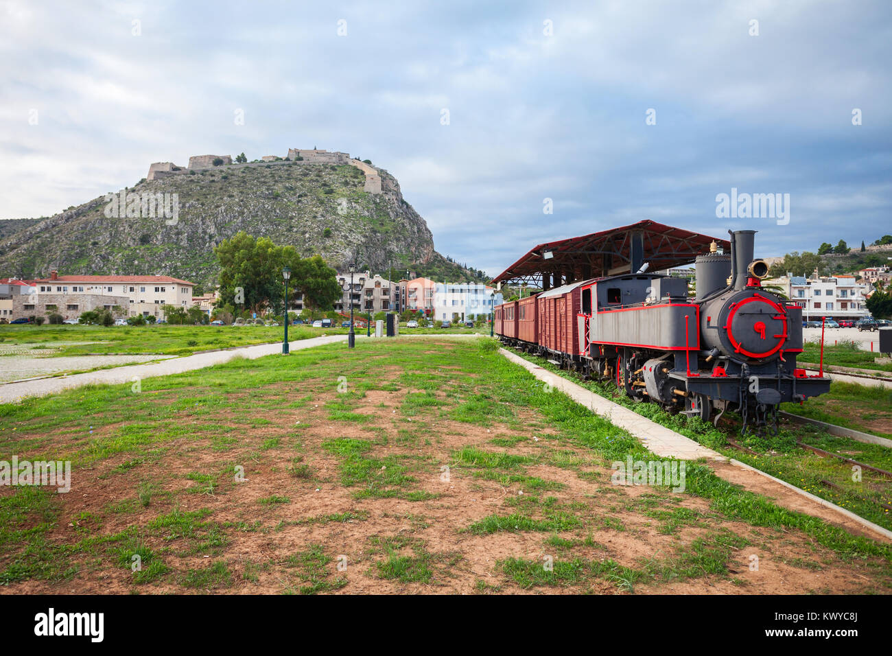 Vieux train à la gare de Nauplie et forteresse de Palamède sur la montagne à Nauplie, Grèce Banque D'Images