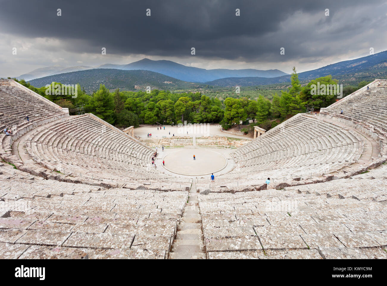 L'ancien théâtre d'Épidaure est un théâtre dans la ville grecque d'Epidaure, construit sur la montagne Cynortion, près de Lygourio, et appartient à l'Epidauru Banque D'Images