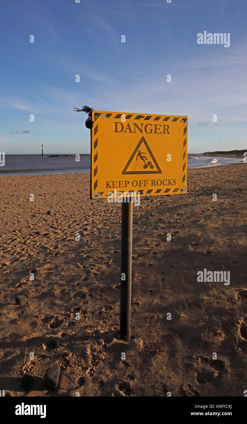 Des panneaux avertissant des dangers associés aux défenses mer Eccles-on-Sea, Norfolk, UK Décembre Banque D'Images