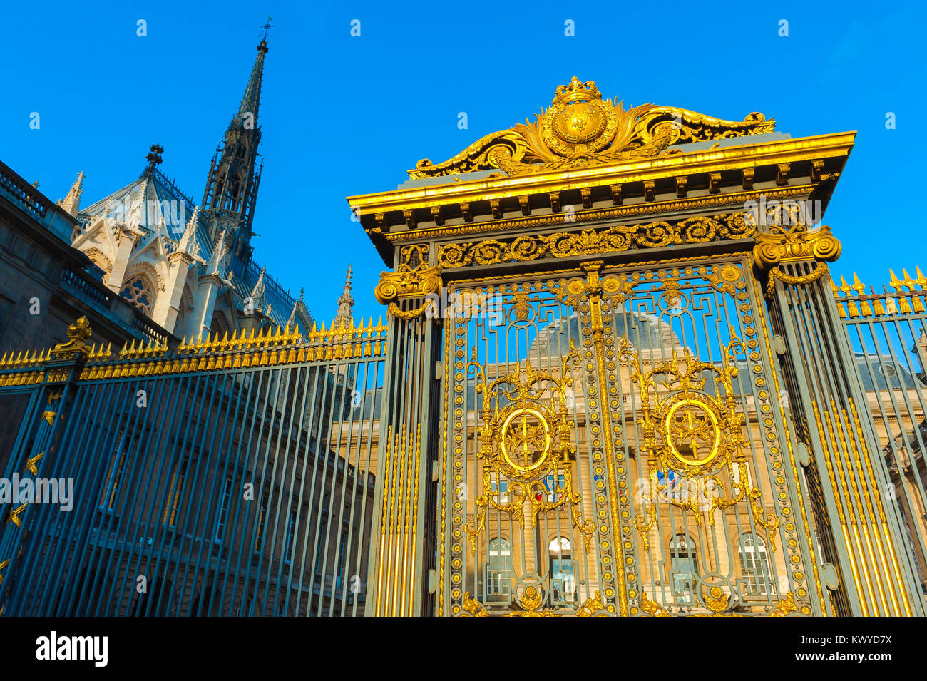 Détail de l'architecture de Paris, vue sur les portes richement décorées du Palais de Justice dans le centre de paris, France. Banque D'Images