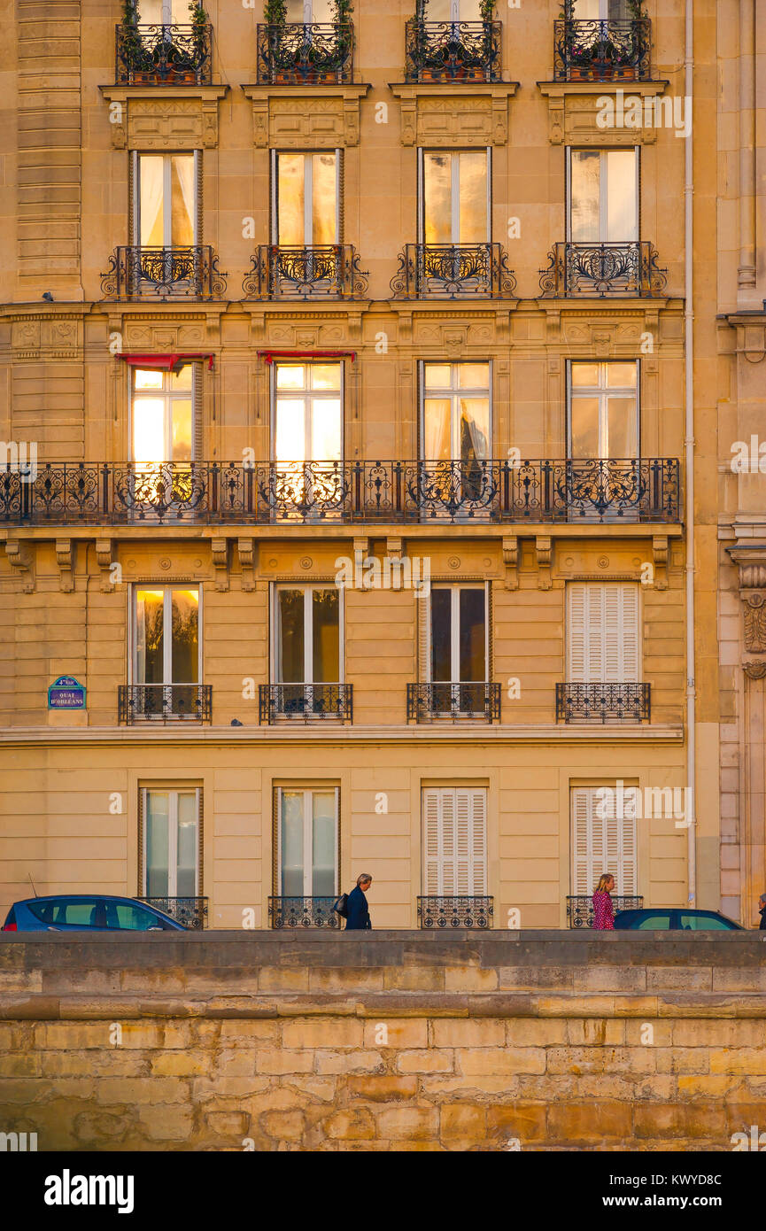 Paris appartement immeuble, détail d'un immeuble le long du quai d'Orléans sur l'Ile St-Louis colorés par un coucher de soleil d'automne, Paris, France. Banque D'Images