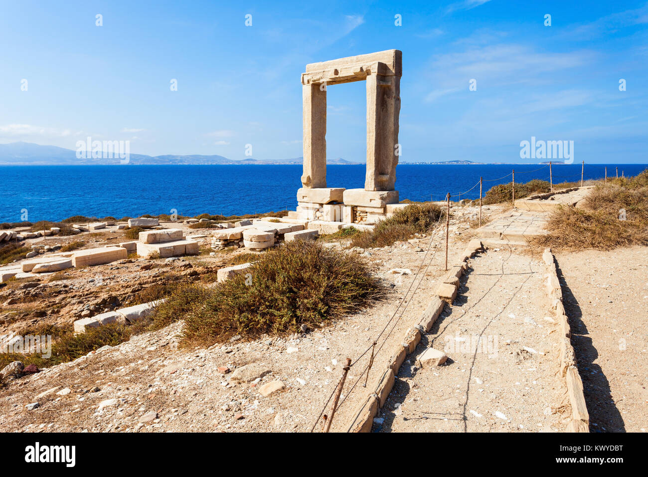 Naxos Portara ou porte d'entrée du temple d'Apollon sur l'île de Palatia près de l'île de Naxos en Grèce Banque D'Images