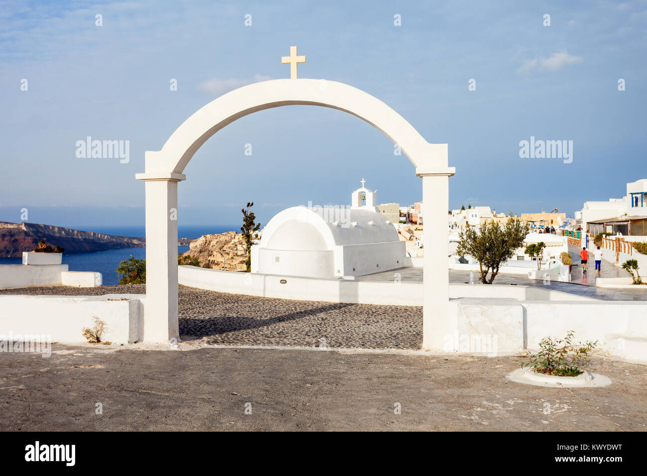 L'église Saint Georges (Agios Georgios Ekklisia) est une église orthodoxe grecque à Oia, Santorin en Grèce Banque D'Images