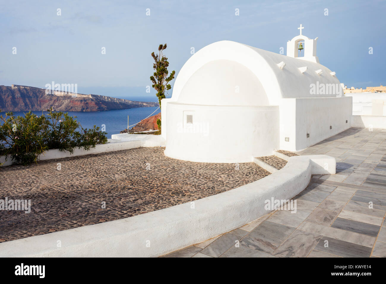 L'église Saint Georges (Agios Georgios Ekklisia) est une église orthodoxe grecque à Oia, Santorin en Grèce Banque D'Images
