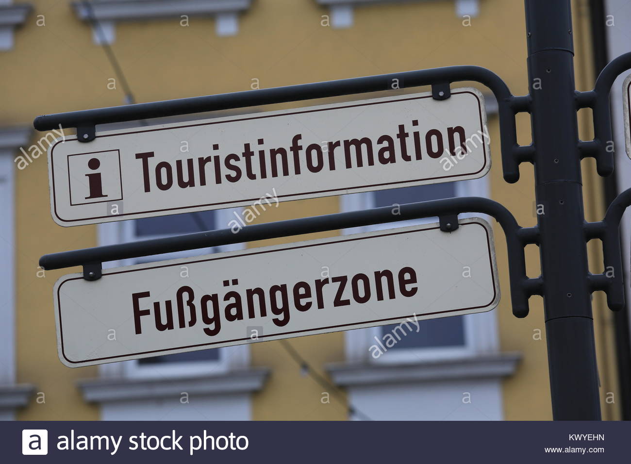 La Franconie, Allemagne. Le 27 décembre 2014. Deux signes en allemand se suspendre à un pôle de la rue montre la voie à l'Office du Tourisme Banque D'Images