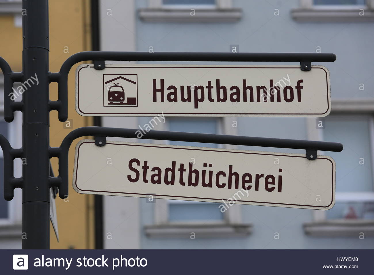 La Franconie, Allemagne. Le 27 décembre 2014. Deux signes en allemand se suspendre à un pôle de la rue montrant le chemin de la gare et de la bibliothèque Banque D'Images