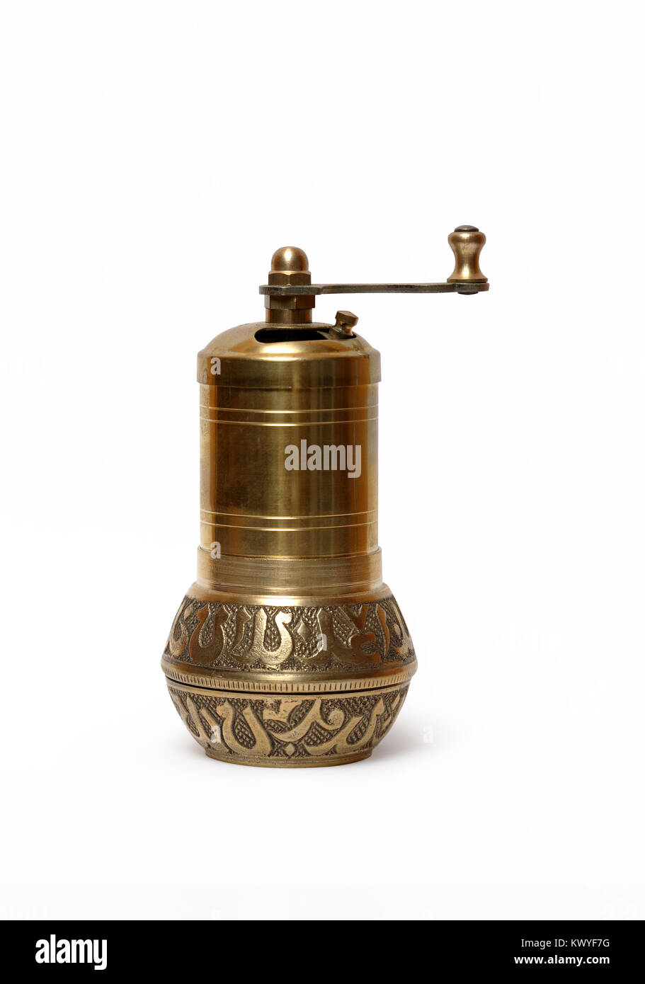 Moulin à poivre vintage en laiton bronze isolé sur fond blanc avec clipping path Banque D'Images