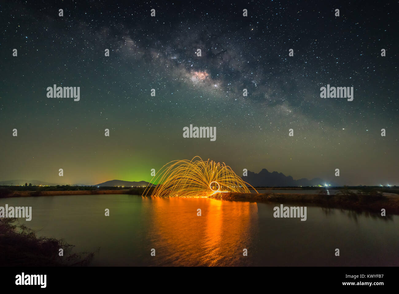 Voie Lactée avec Fireworks sur swamp dans les régions rurales de la Thaïlande Banque D'Images
