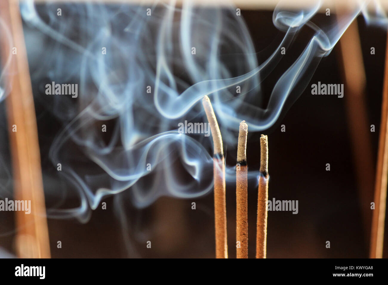 La fumée d'encens burning  + Banque D'Images